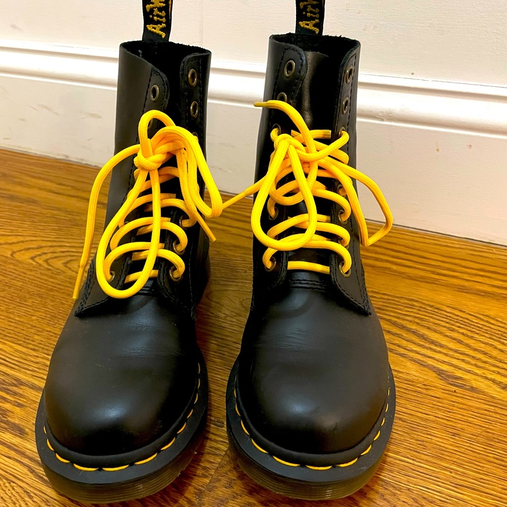 Dr martens 1460 Pascal w/ yellow laces